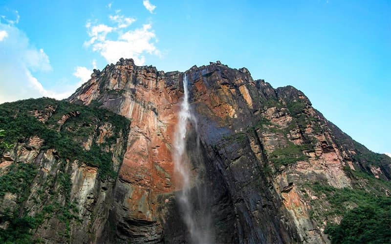 جریان آبشار از صخره ای مرتفع