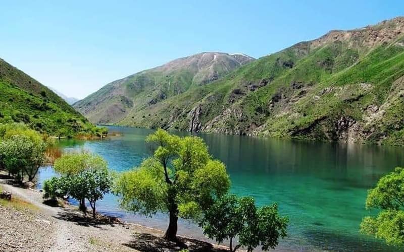 دریاچه ای پرآب در منطقه ای کوهستانی و سرسبز