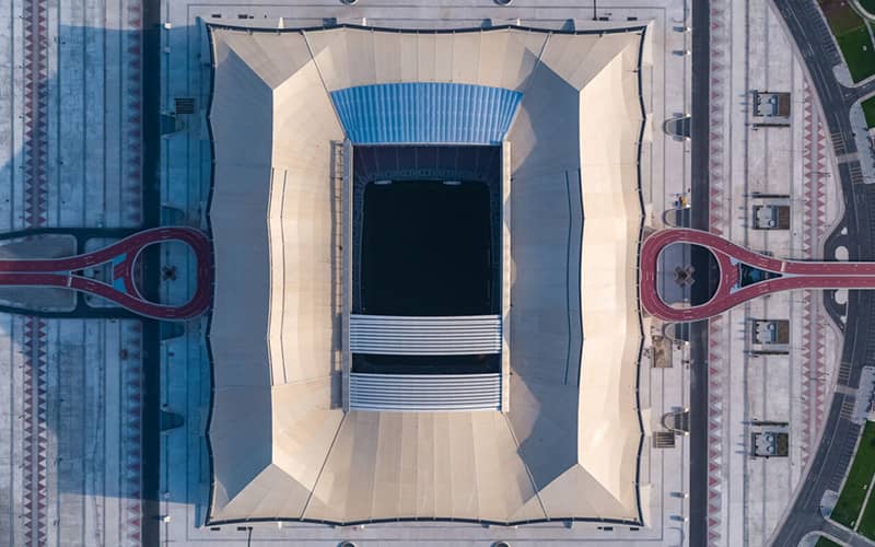 عکس هوایی از استادیوم بسیار بزرگی به شکل چادر قبایل عرب