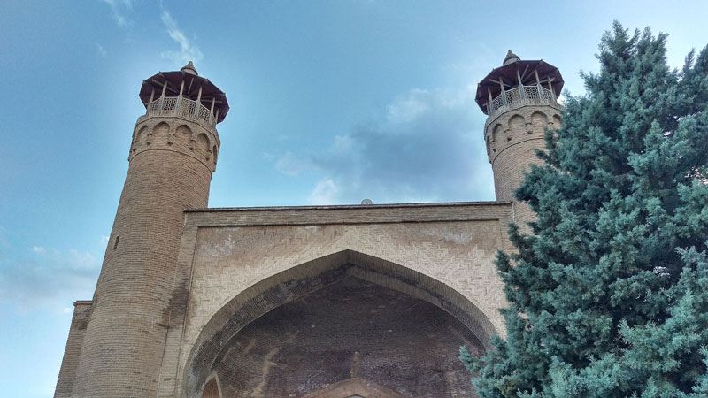 نمایی از مناره‌های مسجد جامع بروجرد