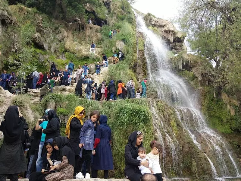 حضور انبوهی از گردشگران در آبشار نیاسر
