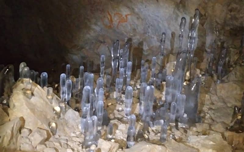 قندیل های یخی استوانه ای شکل در کف غار