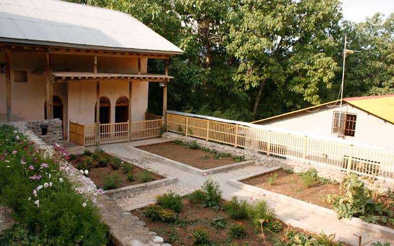 حیاط خانه ای ویلایی با سقف شیروانی