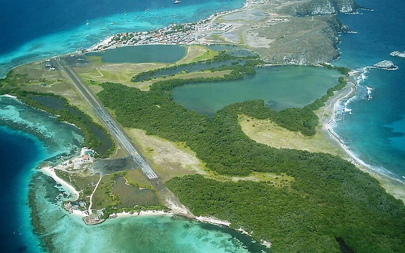 عکس هوایی از جزیره ای در میان آب های فیروزه ای