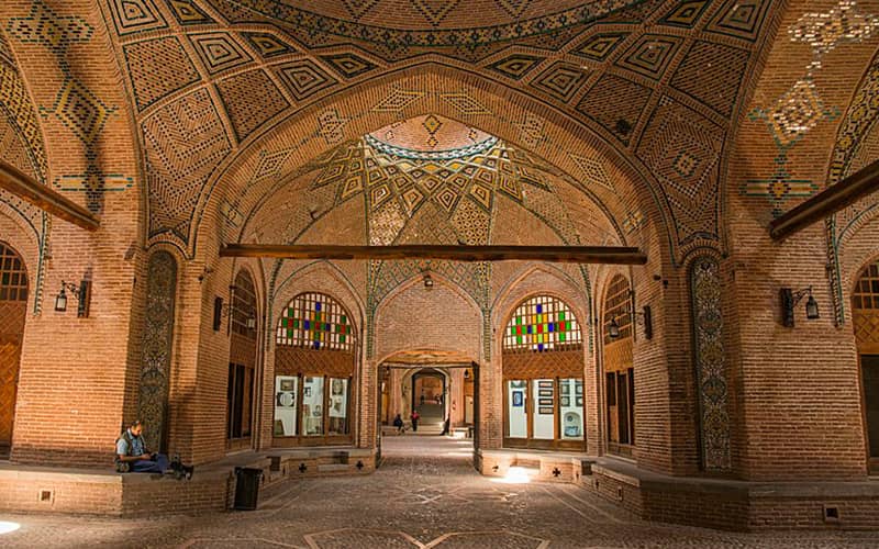 تیمچه ای در بازاری قدیمی با معماری ایرانی