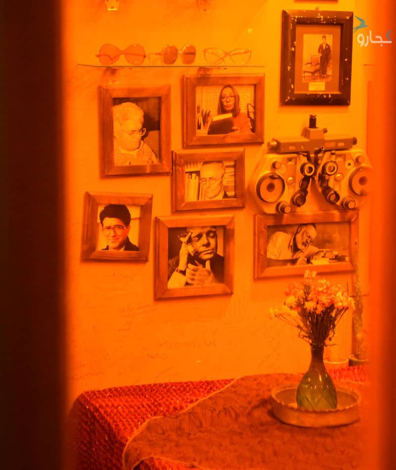 دیواری با عکس های قدیمی با نورپردازی نارنجی