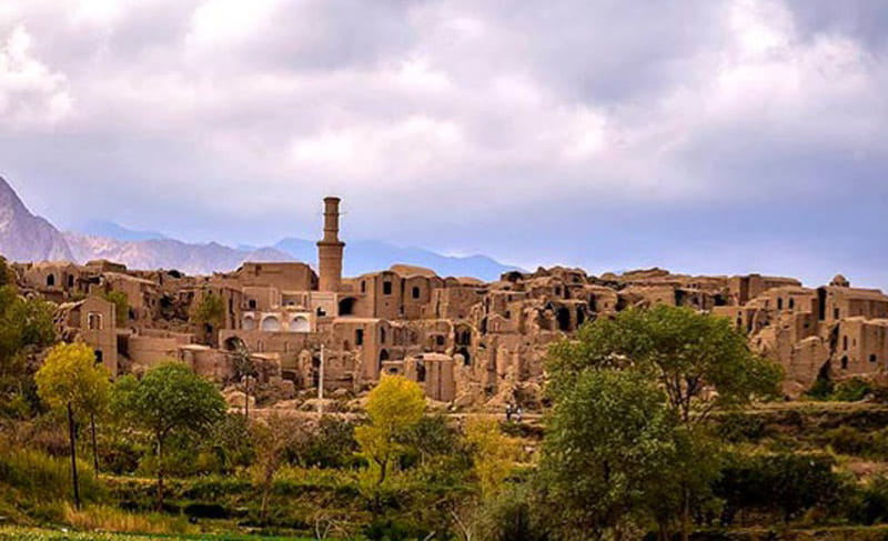 برج تاریخی روستای خرانق میان خانه های خشتی روستا از نمای دور
