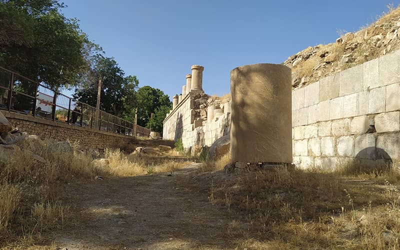 بقایای دیوار و ستونی بزرگ از سازه ای تاریخی