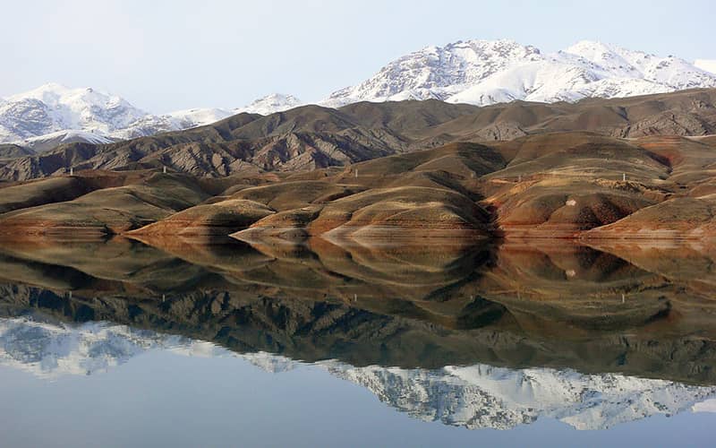 انعکاس تصویر کوه در آب دریاچه