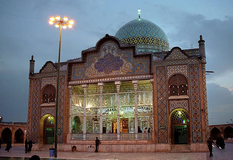 امامزاده با ورودی بزرگ و ستون دار