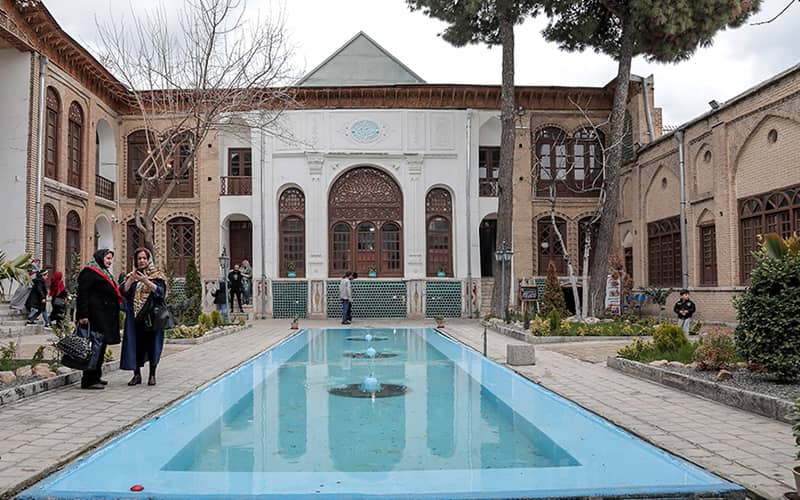 حیاط عمارتی تاریخی با حوض آب مستطیلی