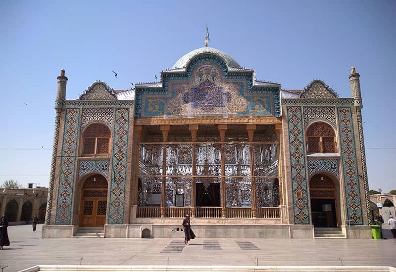 ورودی بنایی مذهبی با تزیینات کاشی کاری و آینه کاری