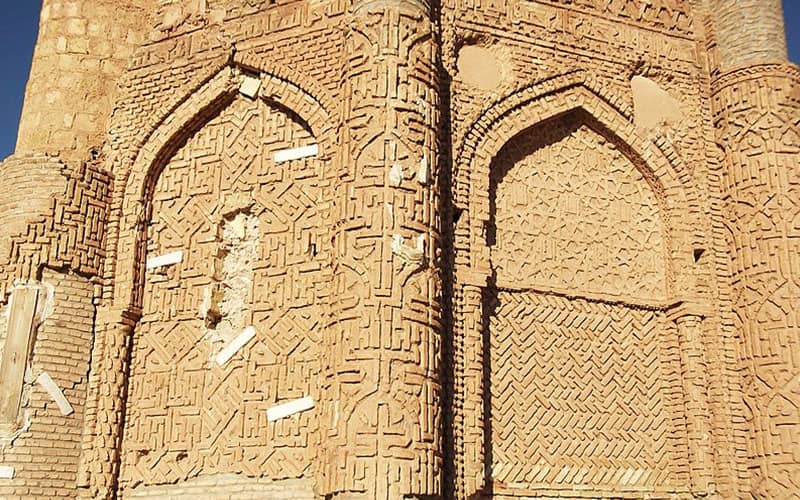 بقایای آجرکاری روی سازه ای تاریخی