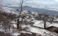 روستایی با خانه های شیروانی در برف زمستانی