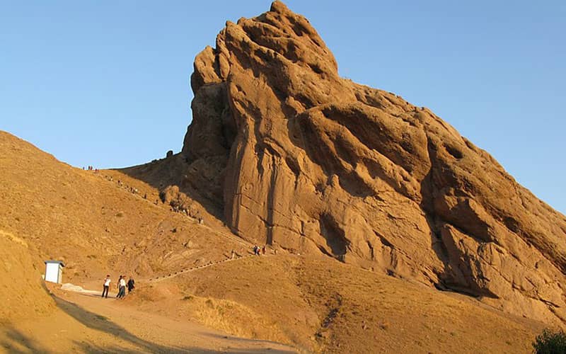 مسیر پلکانی به بالای قلعه الموت