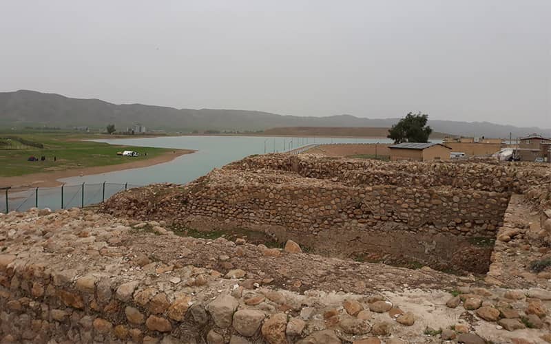 بقایای سازه ای تاریخی در کنار دریاچه