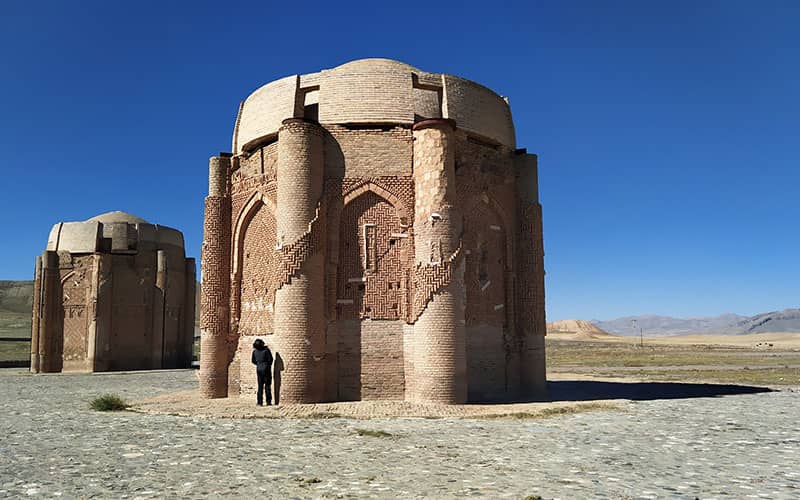 دو برج تاریخی مرمت شده در منطقه ای کویری