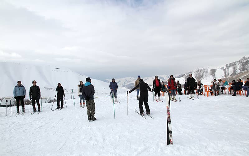 حضور تعداد زیادی اسکی باز در پیست پر از برف