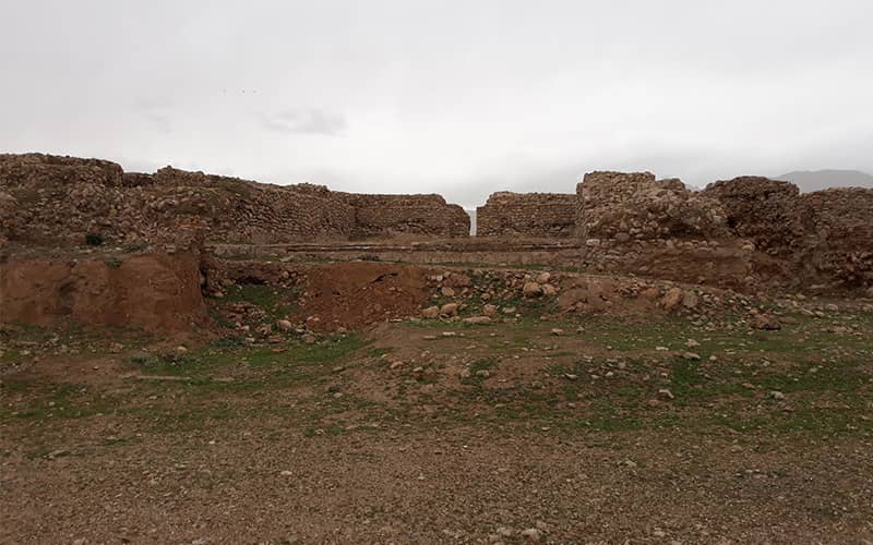 بقایای سازه ای تاریخی از آجر