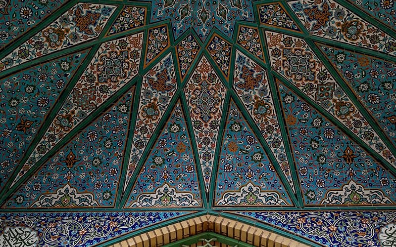 تزیینات کاشی کاری در سقف امامزاده