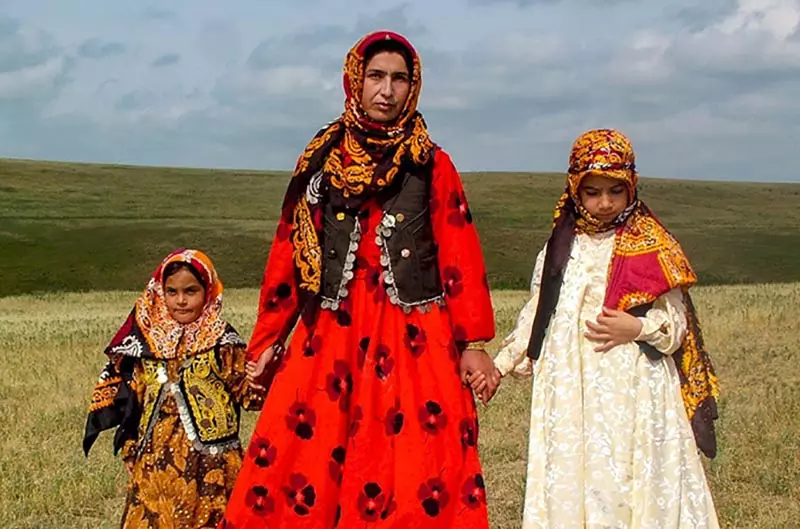 لباس محلی قدیمی بر تن زنان و دختران روستا