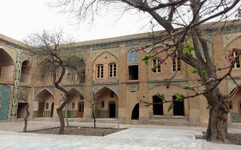 حیاط عمارتی دو طبقه و تاریخی