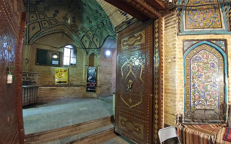 در چوبی ورودی در مسجد عمادالدوله