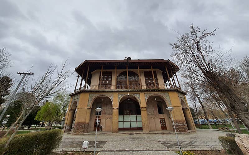 عمارتی تاریخی و دو طبقه 