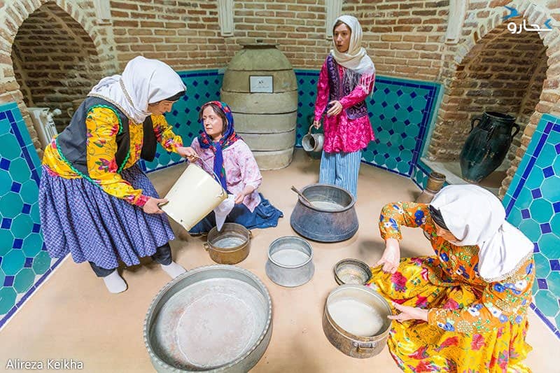 زنانی با لباس سنتی مشغول تهیه شیرینی