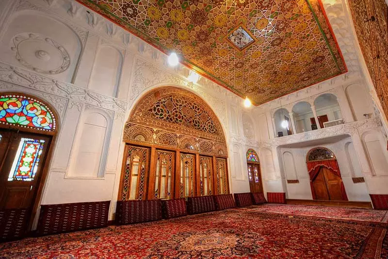نزیینات دیدنی در فضاهای داخلی حسینیه امینی‌های قزوین