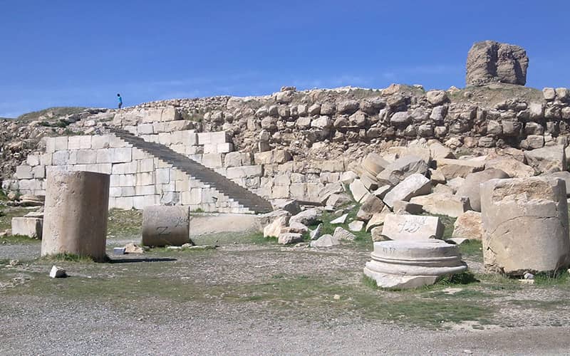 پلکان سنگی ورودی به سازه ای تاریخی و مخروبه