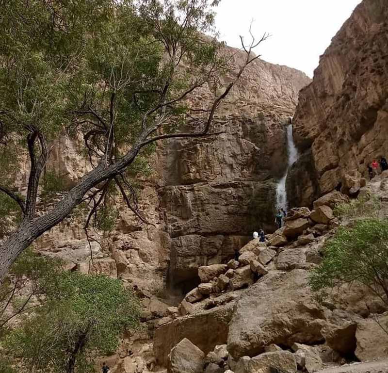 آبشار دره گاهان یزد میان کوهستان های سنگلاخی از نمای دور