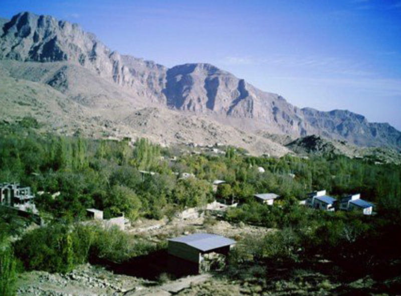 خانه های روستای ده بالا یزد در دامنه کوهستان شیرکوه از نمای دور