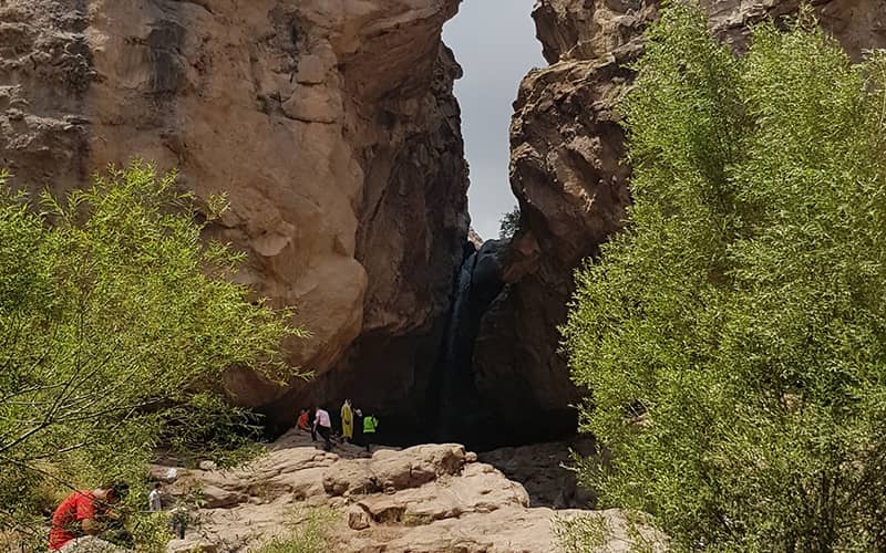 آبشاری بلند در میان دو صخره مرتفع