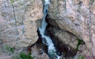 آبشاری مرتفع در میان صخره ها