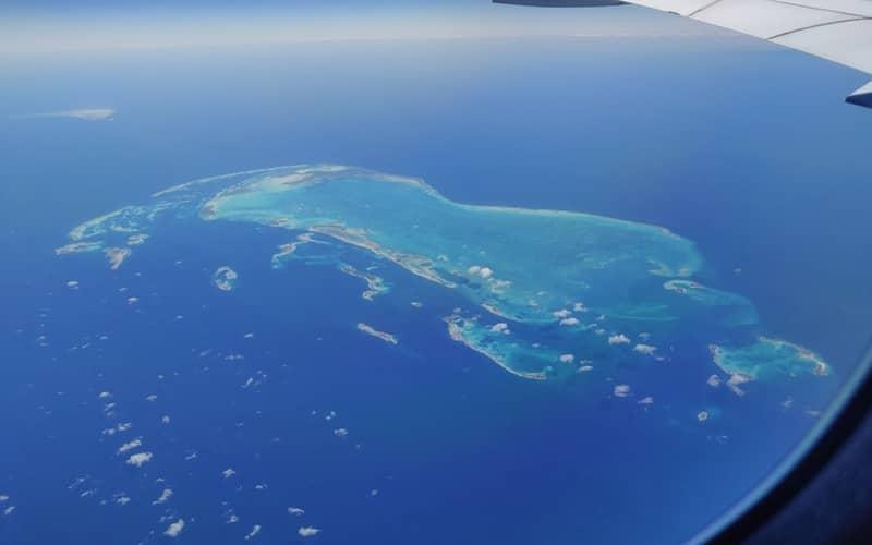 جزیره ای در میان آب های آبی از داخل هواپیما