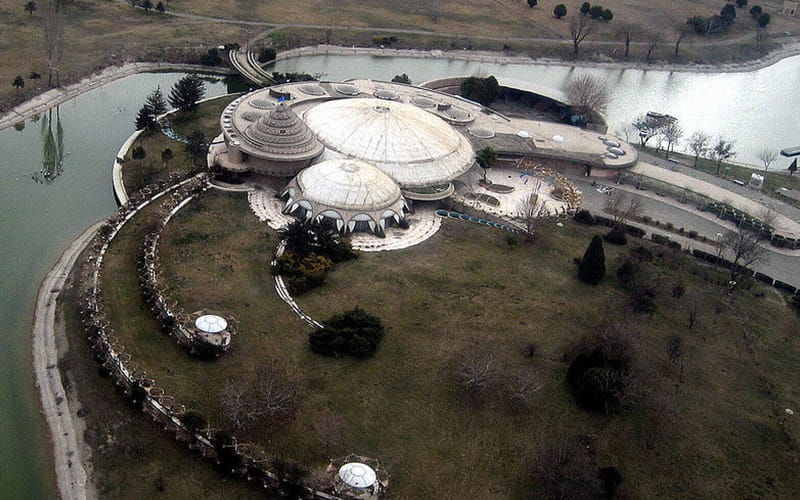 عکس هوایی از عمارتی باشکوه در کنار دریاچه