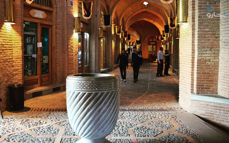 گلدانی سنگی در وسط بازاری قدیمی
