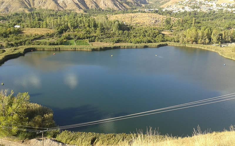دریاچه ای بزرگ و پرآب در منطقه ای کوهستانی