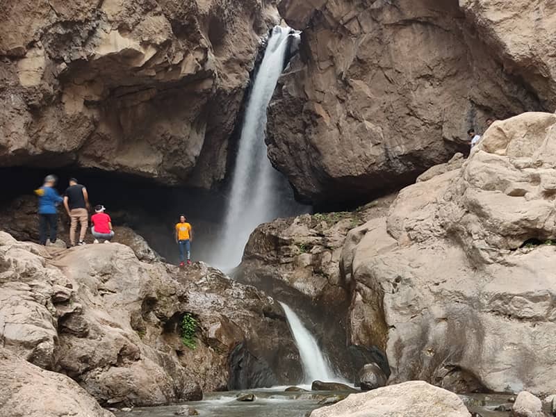 جریان آبشار از میان صخره ها