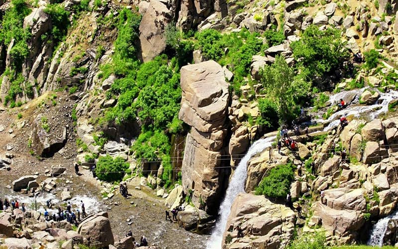 جریان آبشاری نسبتا کوتاه از صخره‌ سرسبز