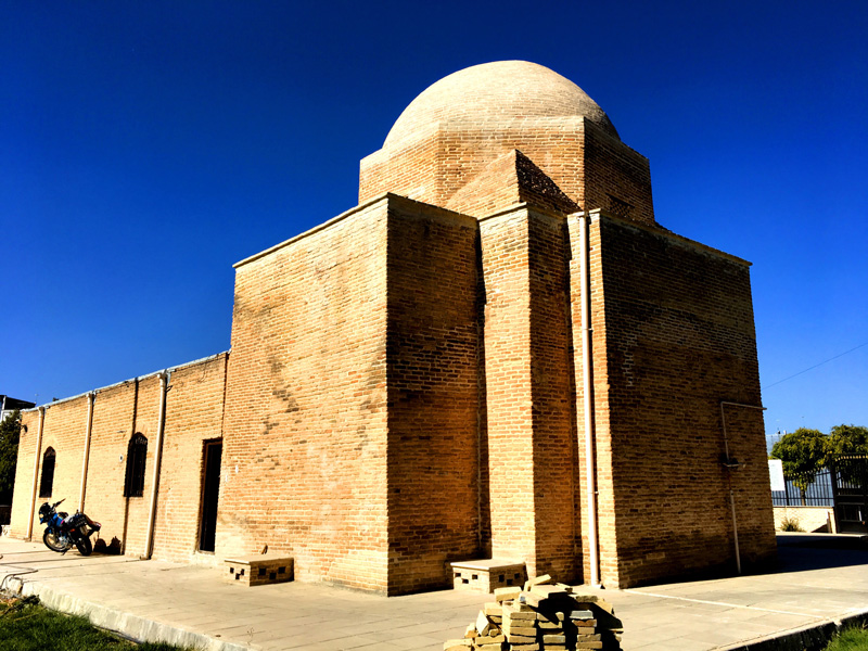 بنای بازسازی شده آرامگاه پیراحمد زهرنوش