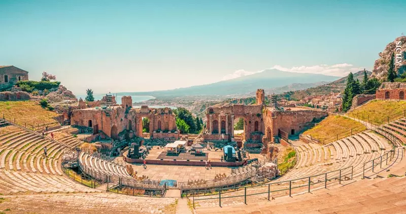 آمفی تئاتر باستانی تاورمینا در ایتالیا