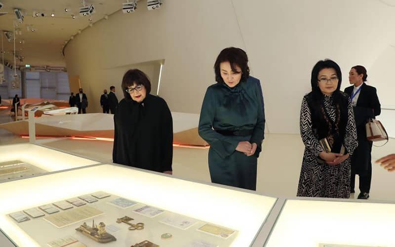 سه زن در حال بازدید از موزه