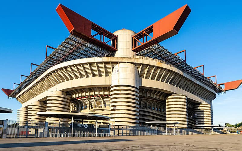 ساختمان بزرگ استادیوم سن سیرو با چندین ستون و تیرهای آهنی در سقف