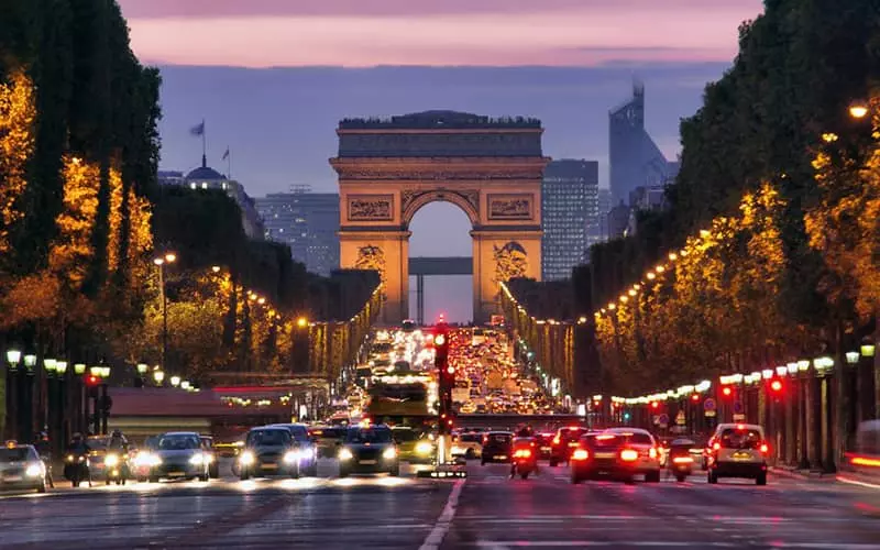 خیابان بزرگی منتهی به دروازه ای تاریخی در پاریس