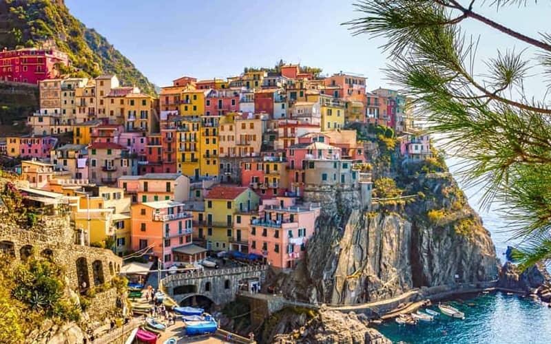 شهری ساحلی با خانه های رنگی روی صخره