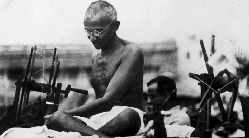 گاندی پای چرخ ریسندگی و تلاش برای استقلال