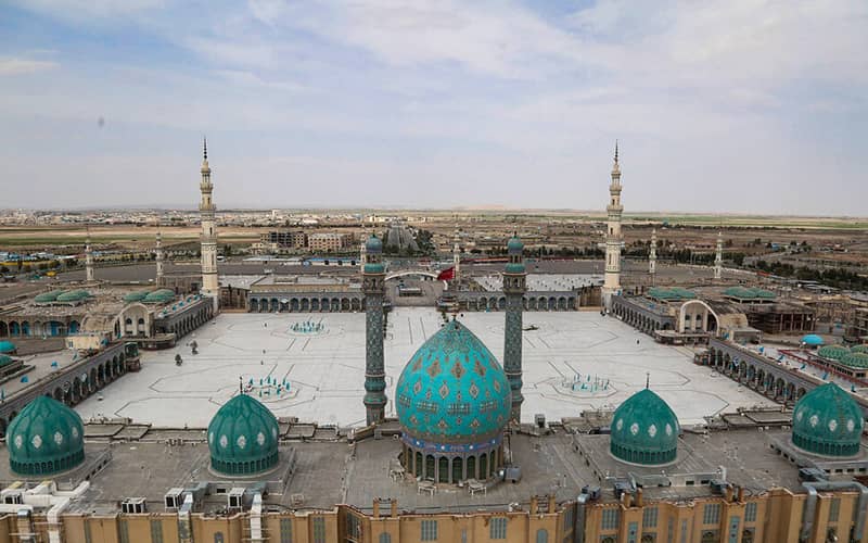 مسجد جمکران با چهار گنبد و چندین مناره