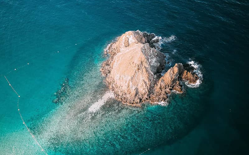 عکس هوایی از جزیره ای کوچک و بدون سکنه